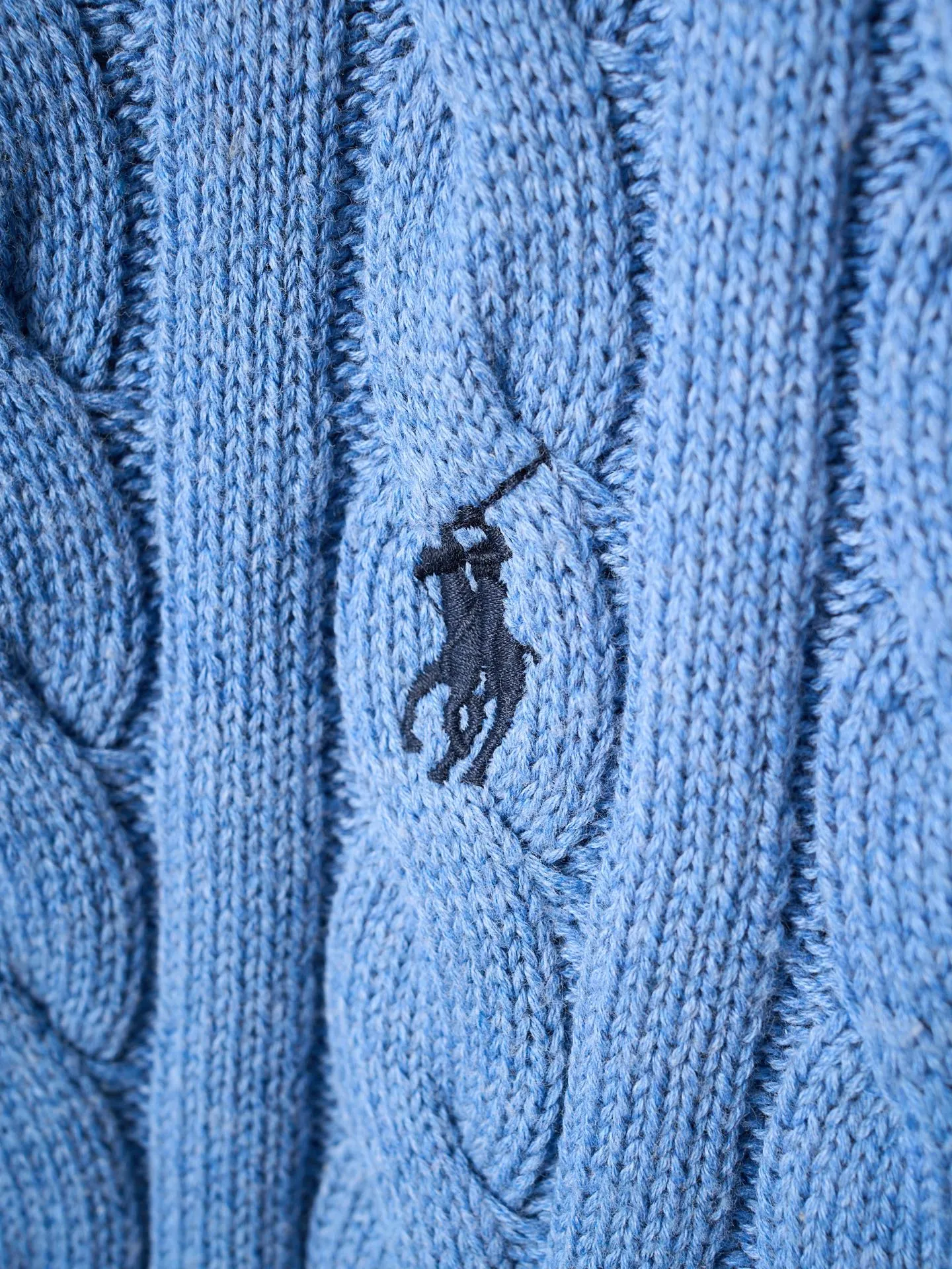 P430 Actual auction] Ralph Lauren/Ralph Lauren pony embroidered cable knitted zipper sweater [Ready stock] S M L Fully recognizable. Zipper half-high collar design. Just the right amount of gorgeousness. Interpret high-end style with unique details. Adhere to the eternal elegance and taste. Use imported machine embroidery technology. Use advanced computer control system and precision mechanical components to realize the iconic pony embroidery operation. High precision. Smooth and delicate lines. Three-dimensional cable knitting. Through clever shifting and interweaving of coils, adjacent coils are cross-shifted to form a twisting effect of cable. The lines are smooth and regular. It is time-consuming and labor-intensive. Garment washing water plus soft and deodorizing process. Use professional washing equipment and specific detergents to deeply clean and deodorize clothes. Improve the feel and appearance of clothes and fit them better.